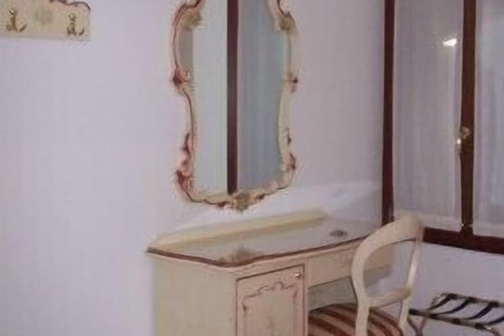 Room 8 of 25