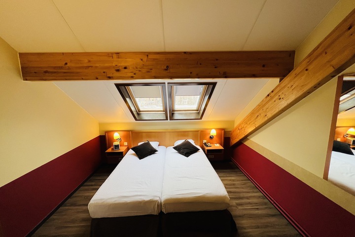 Room 7 of 77