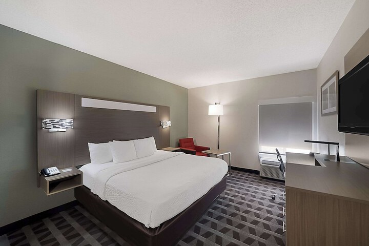 1 King Bed (5 of 36)