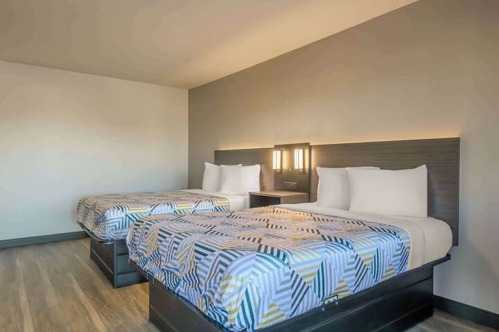 Deluxe Room 2 Double Beds Refrigerator, Microwave (4 of 10)