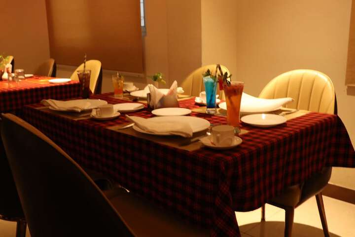 Dining 32 of 63