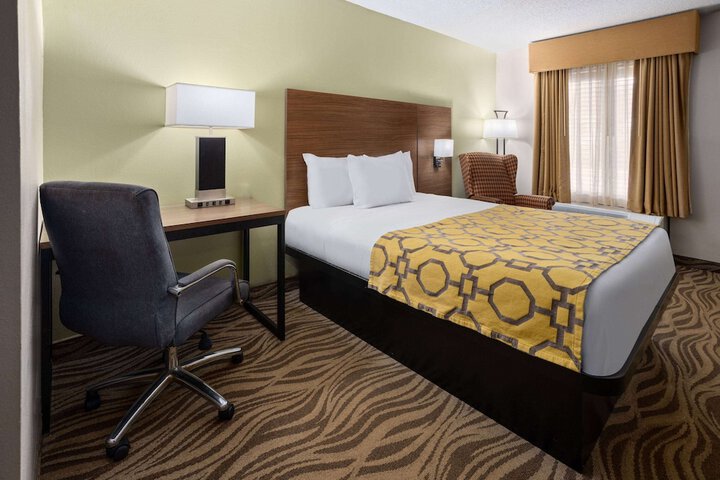 1 Queen Bed Mobility Accessible (5 of 13)