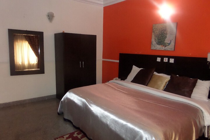 Room 9 of 28