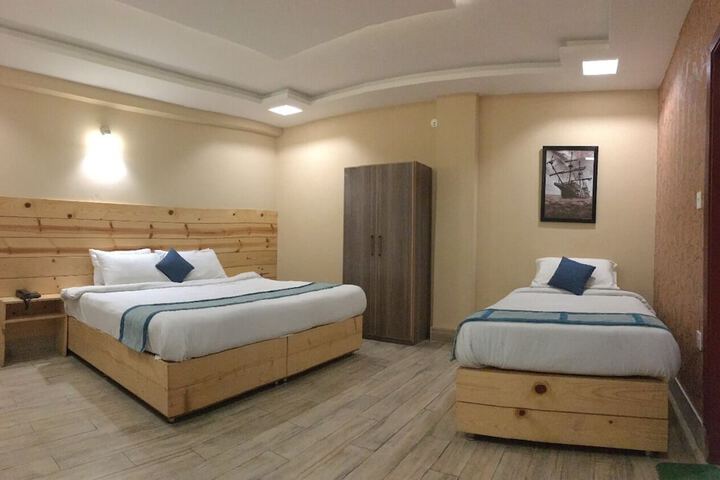 Room 4 of 33