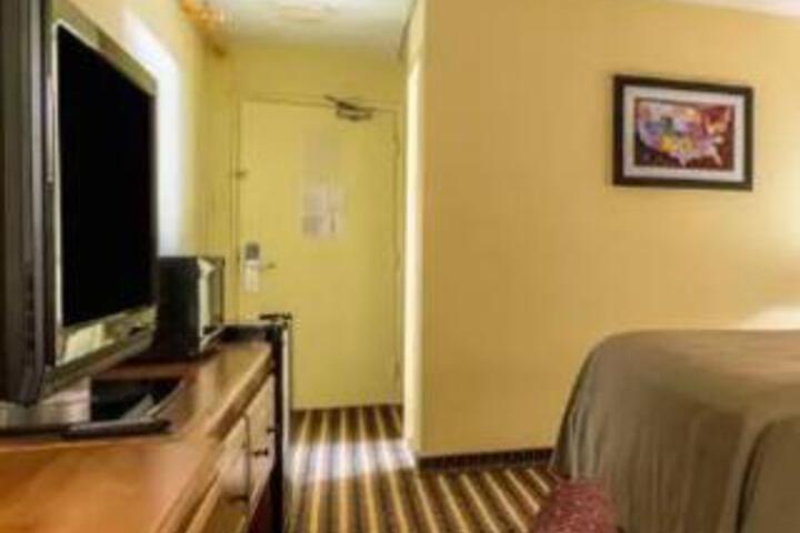 Room 6 of 12