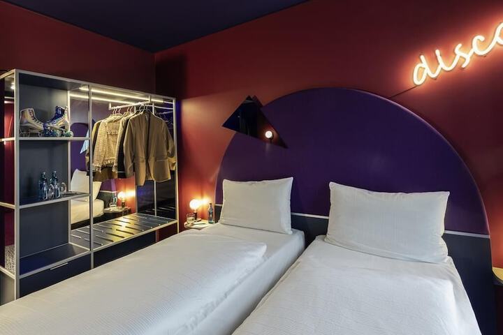 Room 33 of 65