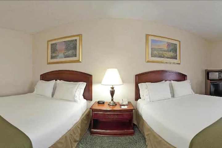 2 Queen Beds (1 of 12)