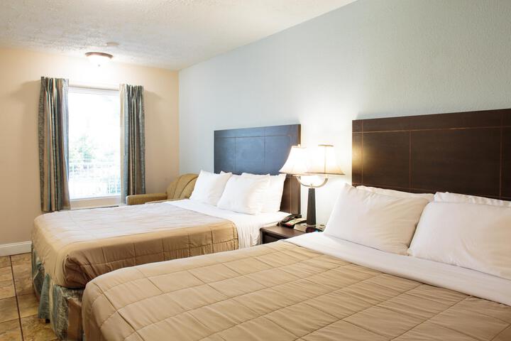 2 Queen Beds (2 of 2)