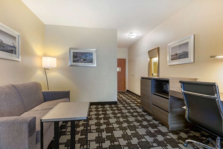 1 King Bed Microwave, Refrigerator High Speed Internet Accessible Full Breakfast (8 of 19)