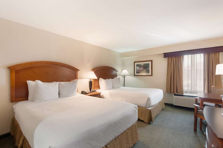 2 Queen Beds High Speed Internet Accessible Microwave and Refrigerator, Coffee Maker Iron and Ironing Board Hairdryer Continental Breakfast (2 of 5)