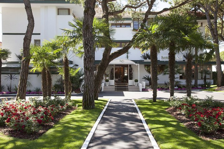 Hotel Exterior 41 of 43
