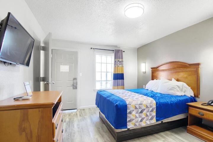 1 Queen Bed (9 of 11)