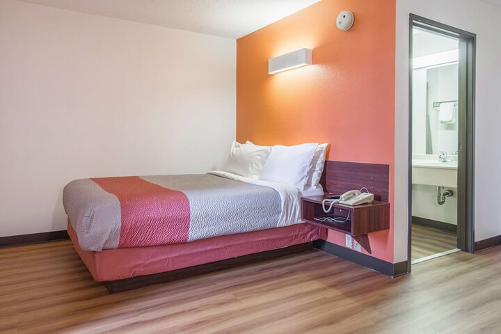 1 Queen Bed Micfridge (11 of 12)