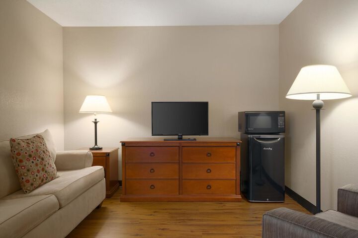 1 Queen Bed (13 of 29)