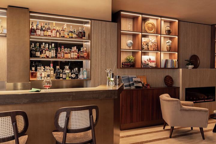 Lounge 52 of 56