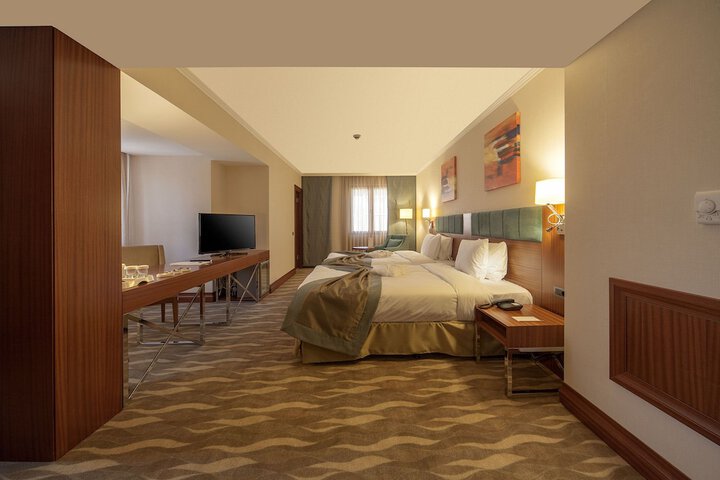 Room 11 of 37
