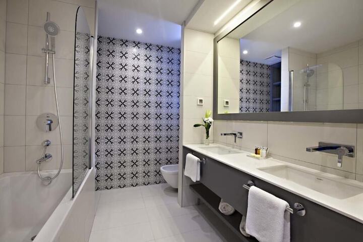 Room 42 of 119