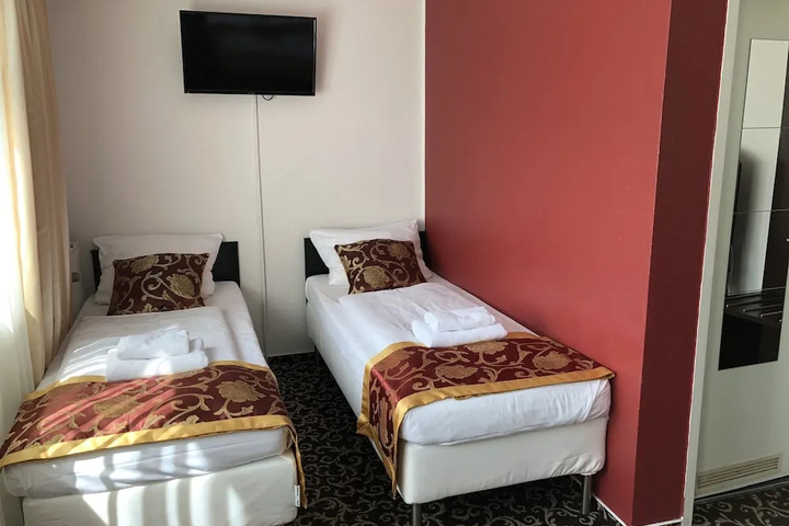 Room 4 of 17