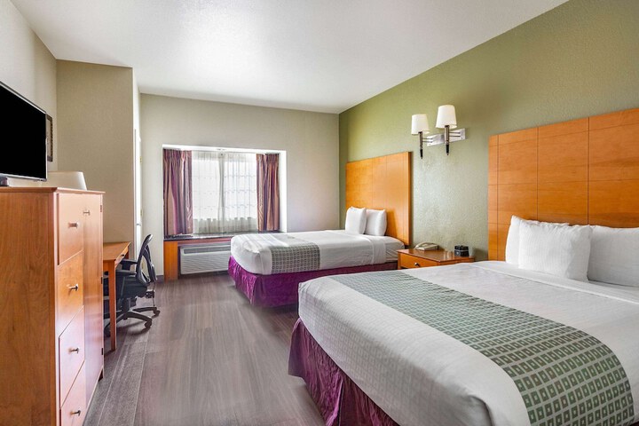 1 Queen Bed (2 of 7)
