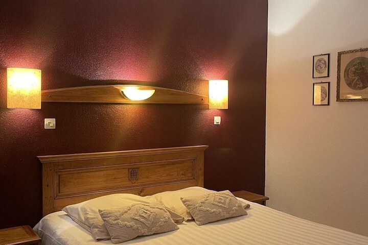 Room 9 of 16