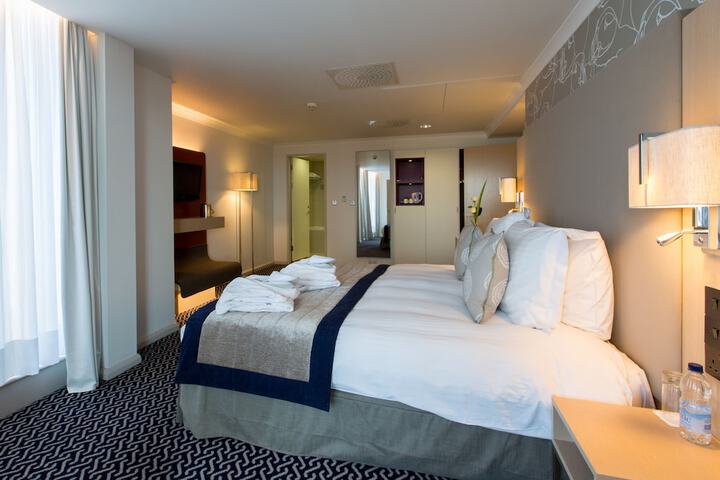 Room 15 of 118