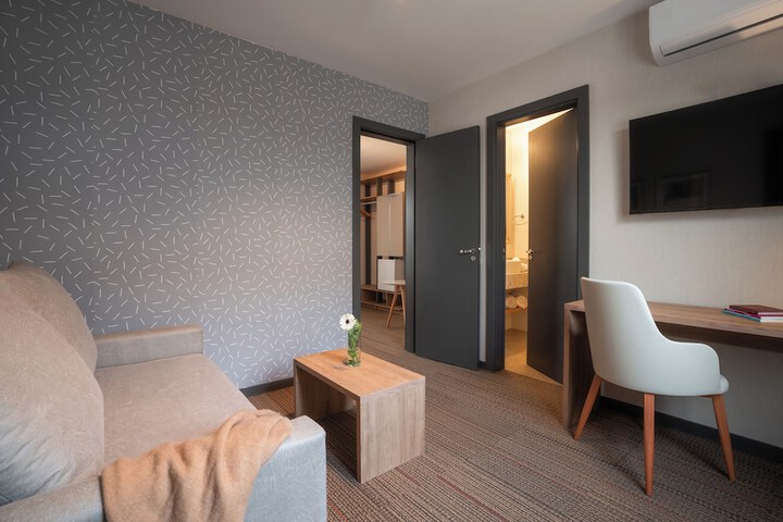 Room 6 of 40