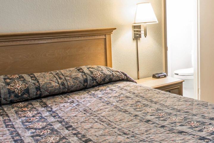 1 Queen Bed (3 of 6)
