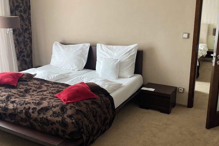 Room 7 of 32