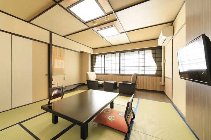 Room 12 of 102