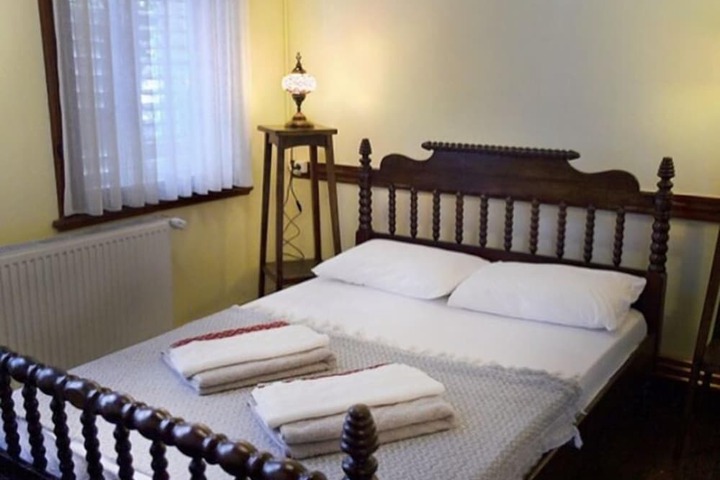 Room 3 of 8