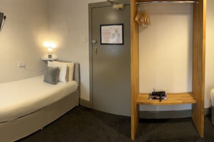 Room 21 of 142
