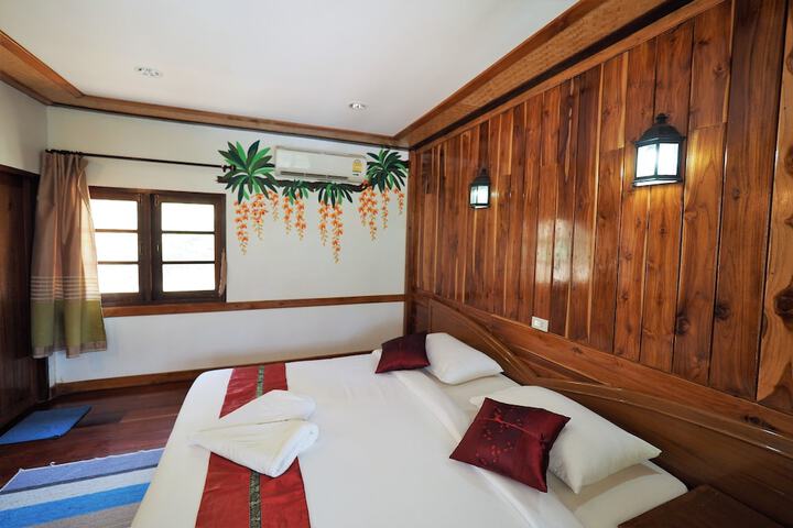 Khaothone River View Resort in Sai Yok