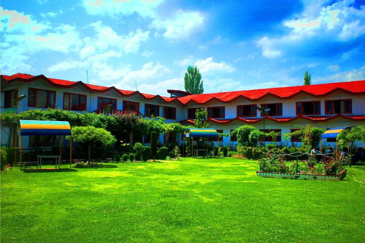 Hotel Exterior 7 of 10