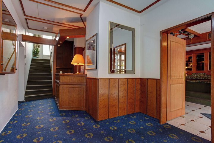 Entrance & Lobby