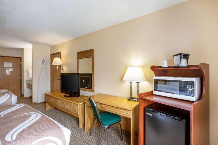 1 King Bed (6 of 14)