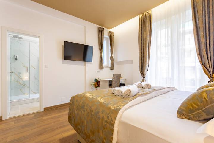 Room 10 of 33
