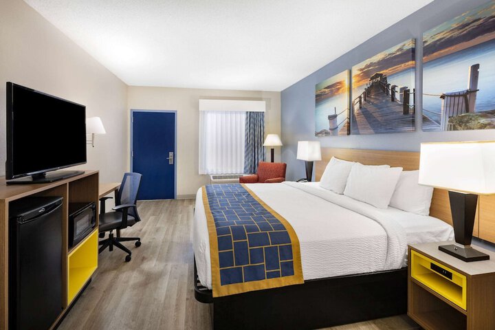 1 King Bed (5 of 22)