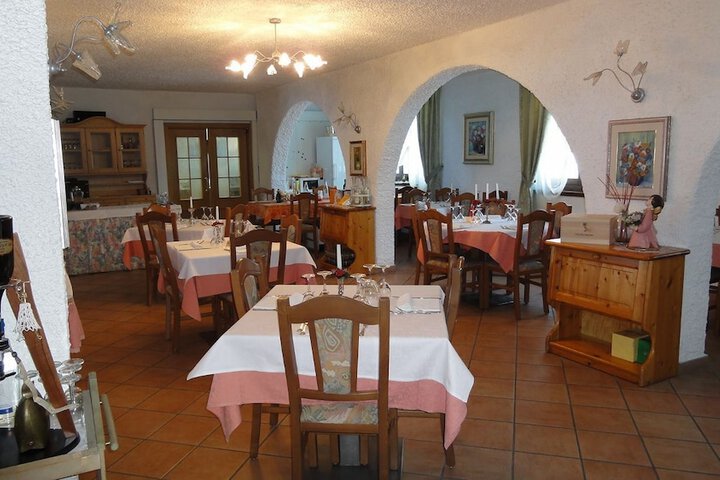 Dining 33 of 49