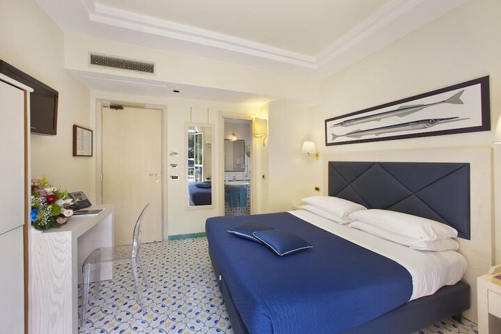 Room 6 of 37