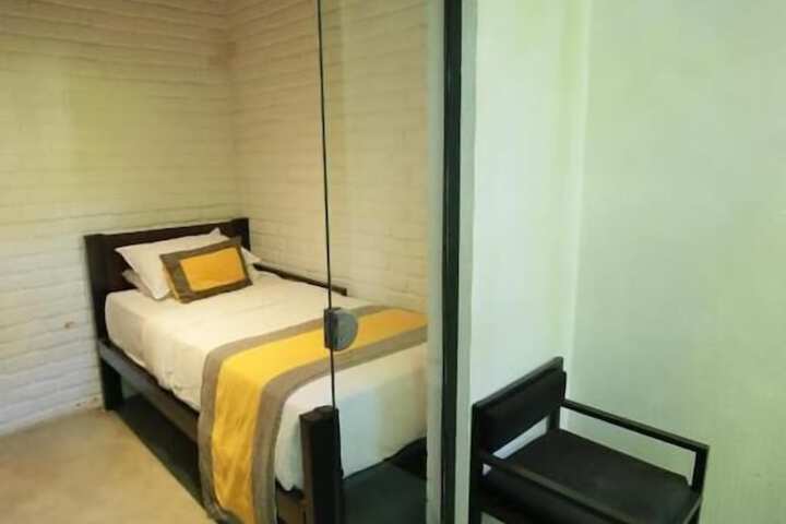 Room 8 of 33