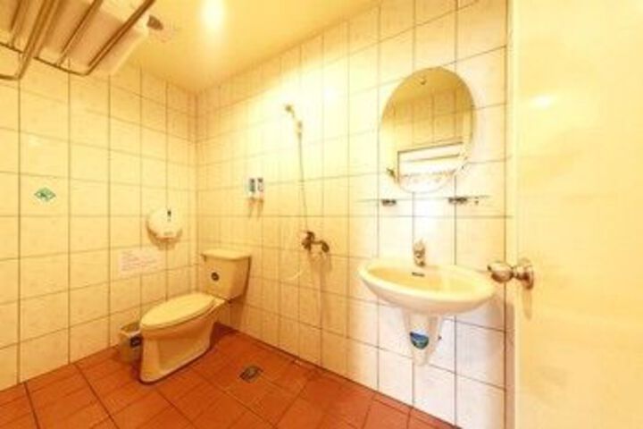 Room 4 of 40