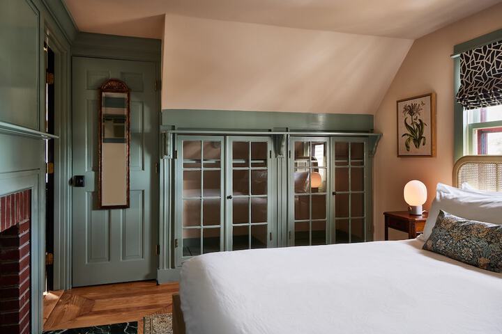 Room 25 of 46