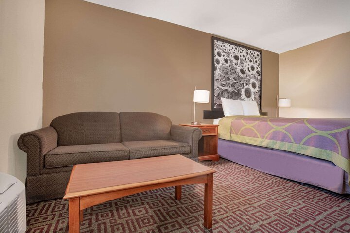 1 Queen Bed (10 of 16)