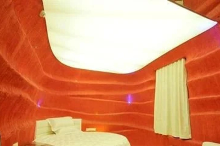 Room 6 of 9