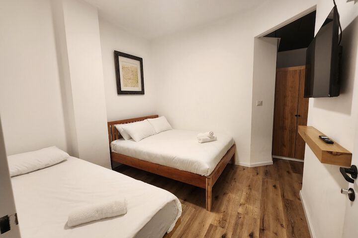 Room 28 of 141