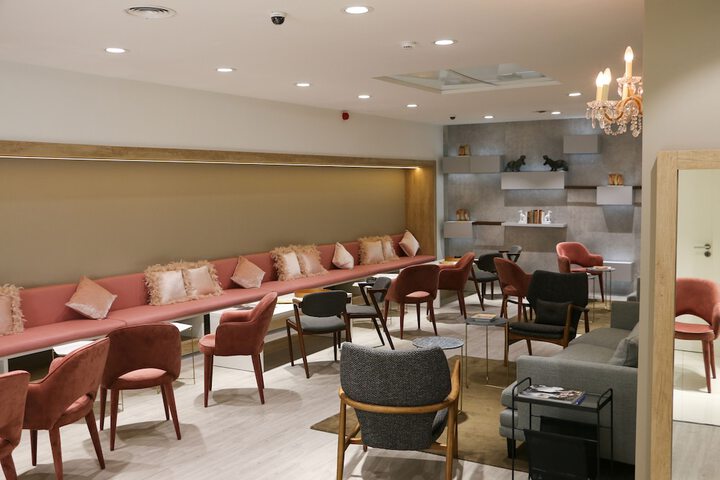 Lounge 54 of 66