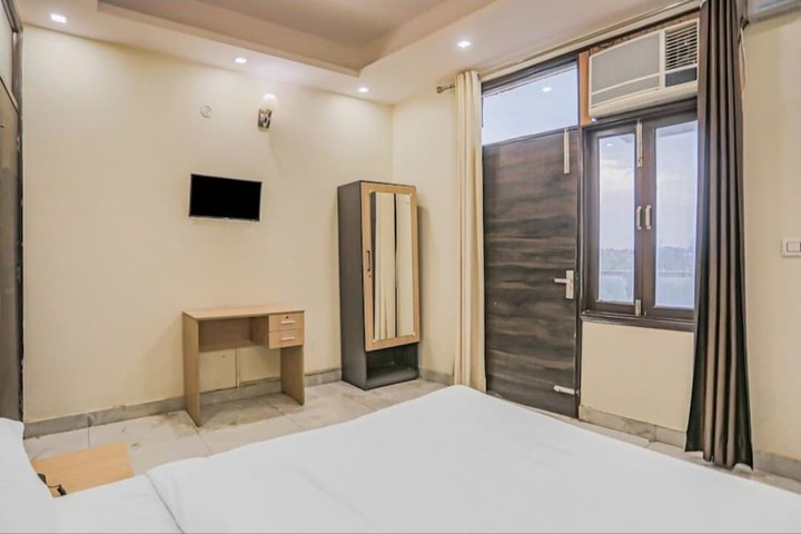 Room 8 of 18