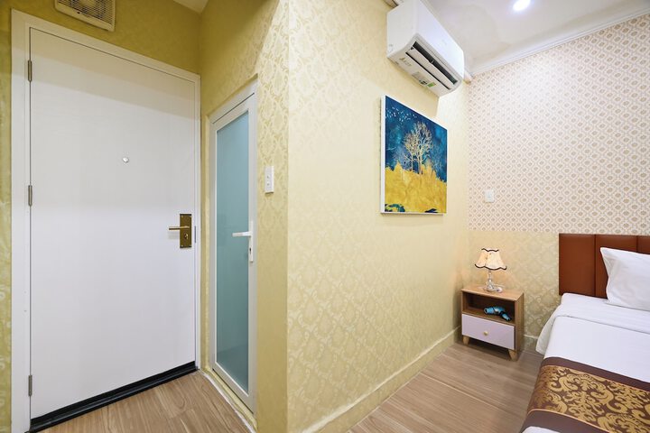 Room 9 of 16