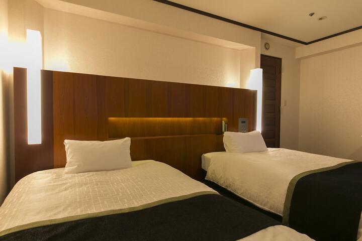 Room 6 of 75