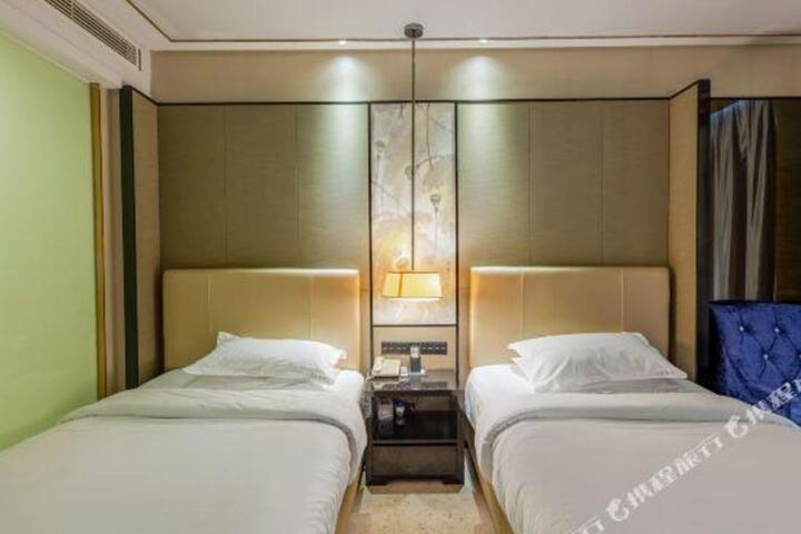 Tianhai Hotel (Jiujiang The Second Yangtze River Bridge Harbor)